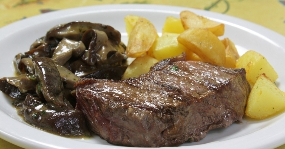 Peixes, carnes e leite possuem aminoácidos essenciais, ou seja, aqueles que o corpo não consegue sintetizar. Com esse material, o corpo consegue fazer a manutenção de nossos órgãos e tecidos. A carne também é fonte de ferro, nutriente fundamental para manter níveis normais de hemoglobina no sangue (e é a hemoglobina que permite o transporte de oxigênio no sistema circulatório) - Rafael Wainberg/Divulgação