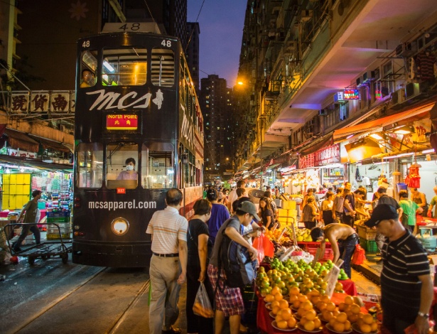Bonde passa por rua de Hong Kong. Centenário, o bonde conseguiu competir com o moderno sistema de metrô da cidade e sobrevive no tempo - Lam Yik Fei/International Herald Tribune