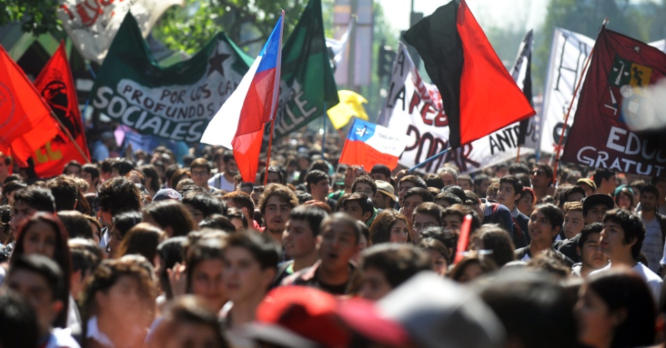 17.out.2013 - Estudante fazem manifestação e pedem melhorias no sistema público de educação chileno, em Santiago, nesta quinta-feira (17)