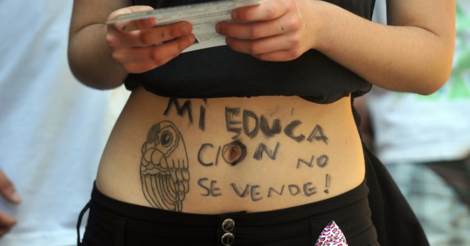 17.out.2013 - Estudante fazem manifestação e pedem melhorias no sistema público de educação chileno, em Santiago, nesta quinta-feira (17)