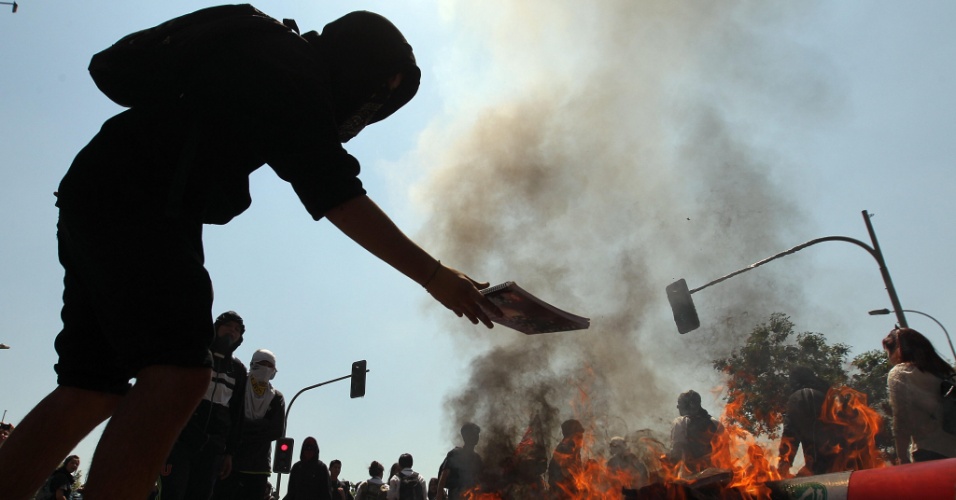 17.out.2013 - Estudante queima cadernos durante protesto por melhorias no sistema público de educação chileno, em Santiago, nesta quinta-feira (17)