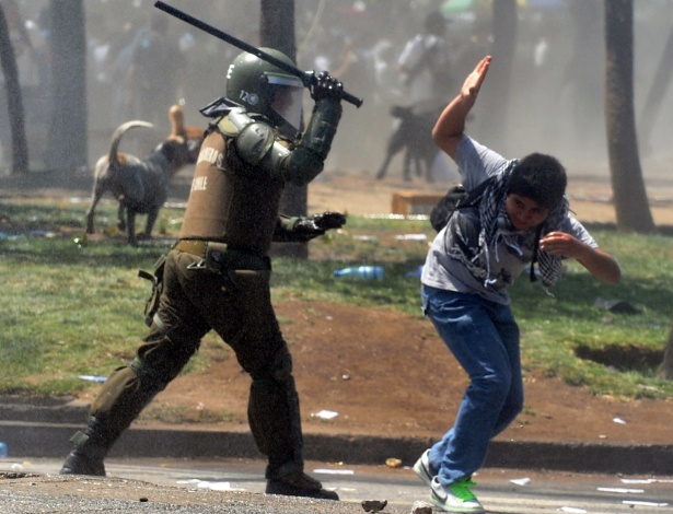17.out.2013 - Estudantes e policiais entram em confronto durante protesto por melhorias no sistema público de educação chileno, em Santiago, nesta quinta-feira (17)