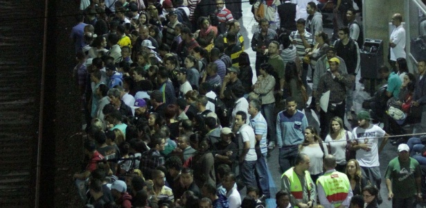 Estação Brás, na área central de São Paulo, fica lotada após interrupção da circulação de trens devido a protesto por moradia, que bloqueou parte dos trilhos da Linha 12- Safira da CPTM, na zona leste - Gutemberg Gonçalves/Futura Press