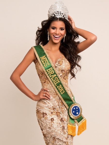 18.out.2013 - A Miss Brasil 2013, Jakelyne Oliveira, foi fotografada para o catálogo oficial do Miss Universo 2013, que acontece dia 09 de novembro, em Moscou. A bela esteve reunida nos últimos dias em um treinamento com o preparador do Miss Brasil, Evandro Hazzy, e finalizou a prova dos vestidos e os preparativos para o concurso. "Estou bastante ansiosa, mas muito confiante também. Tive uma preparação bem intensa, com aulas de oratória, postura, dicção e até inglês. Vai ser uma experiência única e pretendo dar o melhor de mim", diz. Na segunda-feira à noite (21), ela embarca para a Rússia, para se juntar às demais 86 candidatas que concorrem ao título de mulher mais bela do universo - Cassiano Grandi/Band - Cassiano Grandi/Band