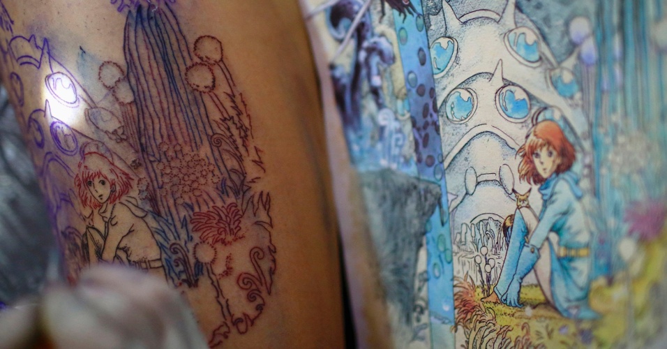 18.out.2013 - Coxa de uma mulher é tatuada durante o Inked Nepal - A Convenção de Tatuagem e Estilo de Vida, em Katmandu, no Nepal
