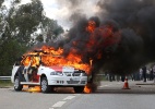 Protesto contra testes em cães tem confrontos e carros incendiados em São Roque (SP) - Alex Falcão/Futura Press