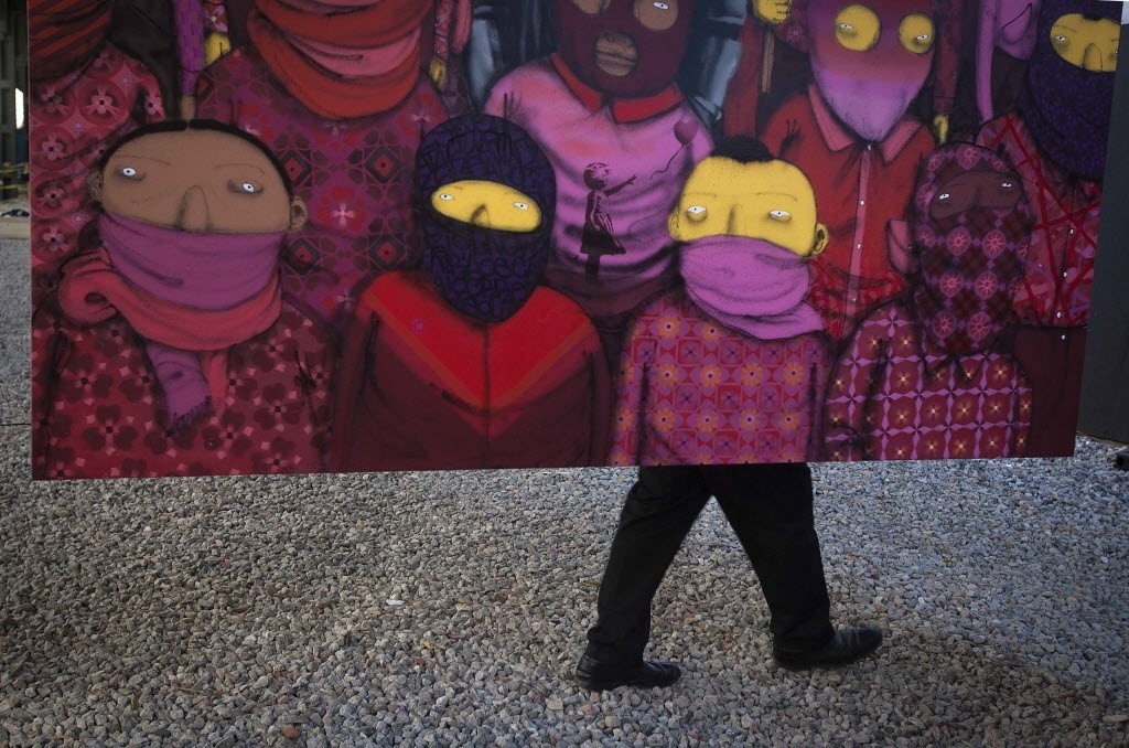 19.out.2013 - Guarda de segurança anda atrás de uma nova instalação de arte em grafite do artista britânico Banksy em Nova York,nos Estados Unidos - Carlo Allegri/Reuters