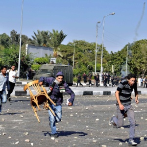 Estudantes da universidade de Al-Azhar correm de bombas de gás lacrimogêneo disparadas pelas Forças de Segurança: êxodo dos "cérebros" - Mostafa Darwish/EFE 