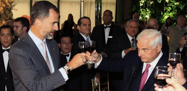 O príncipe Felipe da Espanha (à esquerda) brinda com o presidente do Panamá, Ricardo Martinelli - 20.out.2013 - Alejandro Bolivar/EFE
