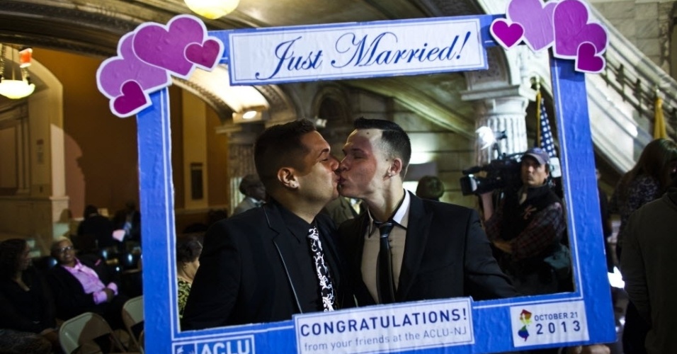 21.out.2013 - 21.out.2013 - Brian Hirschberg (dir.) beija seu companheiro Gabriel Laureano durante primeira cerimônia de casamento gay em Nova Jersey, nos EUA 