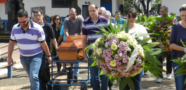 Familiares participam do enterro do cantor Angelo Boin Neto, que foi roubado e morto em Presidente Prudente (a 558 km de São Paulo) - Valmir Custódio/Divulgação/iFronteira