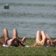 21.out.2013 - Mulheres aproveitaram o dia de calor intenso para tomar sol no parque Ibirapuera, na zona sul de São Paulo, nesta segunda-feira (21) - Luiz Claudio Barbosa/Futura Press