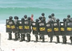 Força Nacional bloqueia até a areia da praia para impedir o acesso ao hotel na Barra da Tijuca, no Rio de Janeiro, onde será realizado o leilão do Campo de Libra - Julio Cesar Guimaraes/UOL