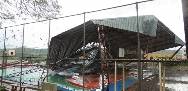Cobertura de quadra em escola de São Miguel do Iguaçu (600 km de Curitiba) foi arrancada pelos ventos - Divulgação/Prefeitura de são Miguel do Iguaçu
