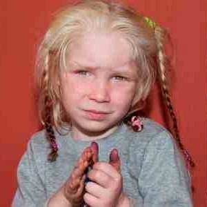 A menina búlgara Maria, encontrada com uma família de ciganos na Grécia, chamada de "anjo loiro" - Reprodução