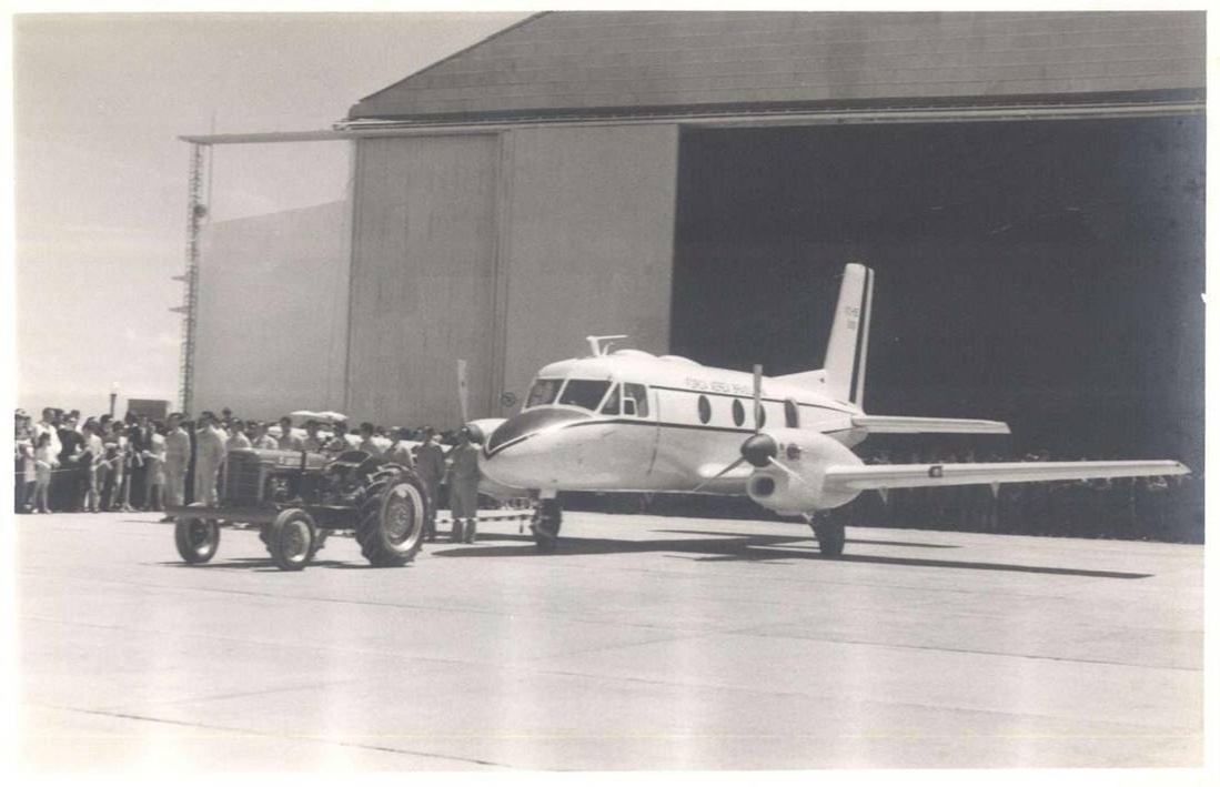 Avião Bandeirante deixa pátio da Embraer para seu primeiro voo, em 22 de outubro de 1968 - Divulgação