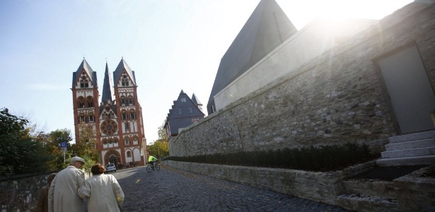 Casal que caminha em direção à catedral de Limburgo passa ao lado da casa do bispo Tebartz-van Elst - Kai Pfaffenbach/Reuters