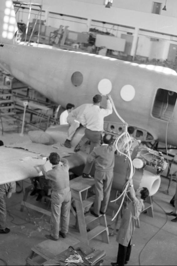 Funcionários da Embraer fazem instalação de cabos no avião Bandeirante - Divulgação