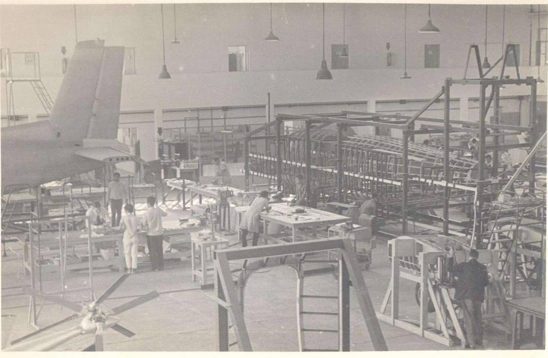 Funcionários da Embraer fazem instalação de cabos no avião Bandeirante - Divulgação