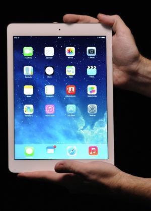 Participantes do evento em San Francisco, na Califórnia, testam o iPad Air; empresa deve lançar uma versão dourada do tablet - Facundo Arrizabalaga/Efe