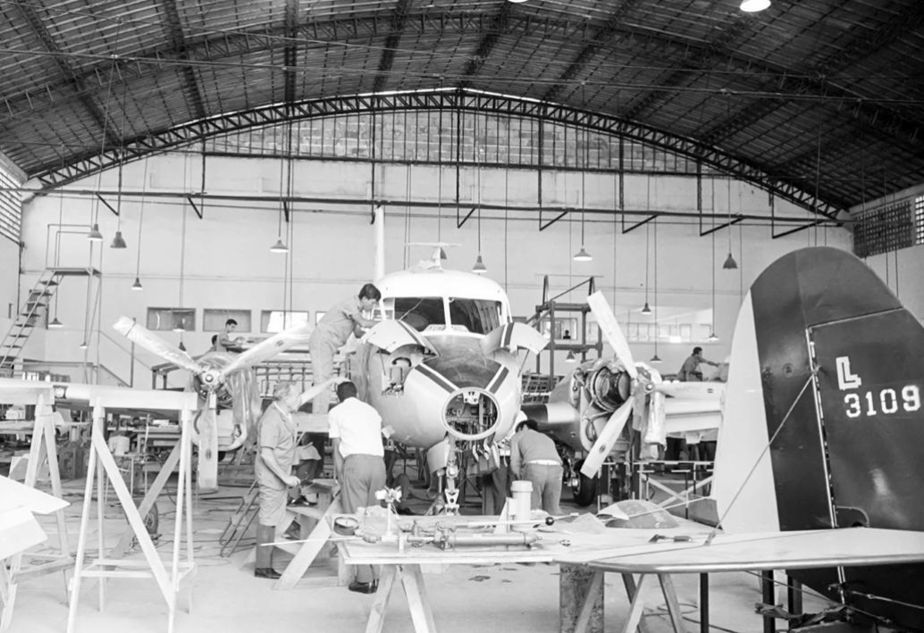 Última semana de montagem do primeiro avião da Embraer, o Bandeirante, em 1968 - Divulgação