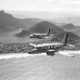 Voo do primeiro (acima) e segundo protótipos do Bandeirante, da Embraer, no Rio de Janeiro - Divulgação
