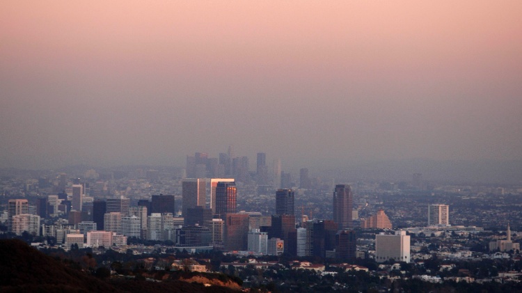 Camada de poluição encobre a cidade de Los Angeles, oeste dos Estados Unidos