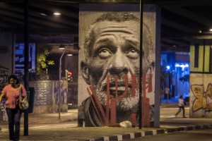 23.out.2013 - Uma das fotos que compõem a obra da fotógrafa Raquel Brust feita para o projeto Giganto em pilar do elevado Costa e Silva, o Minhocão, em São Paulo, foi pichada - Marlene Bergamo/Folhapress