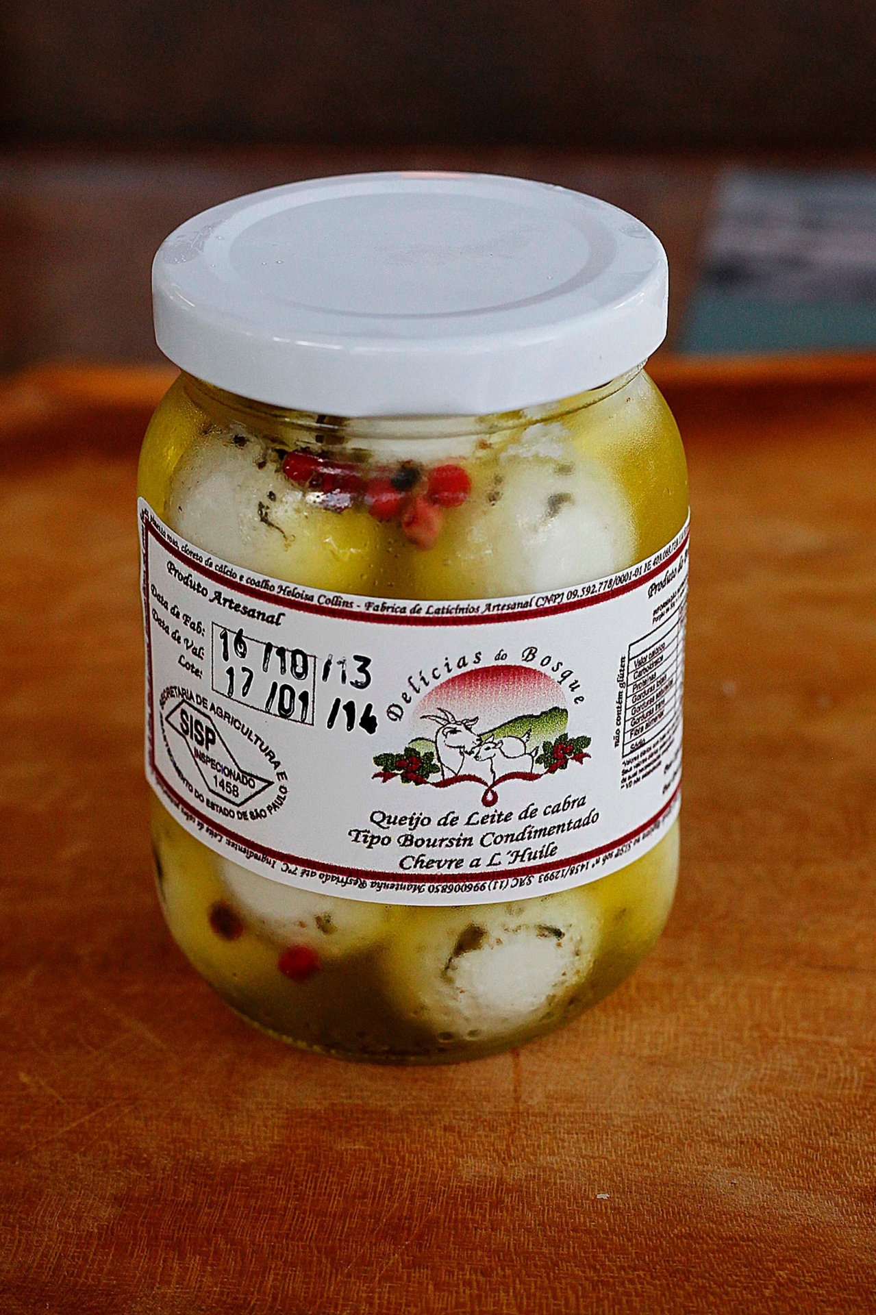 Do portfólio do Capril, o queijo em forma de bolinhas com azeite, ervas finas e pimenta-rosa é o mais tradicional entre os feitos com leite de cabra. "Todos os produtores fazem, achei que também deveria ter", diz Heloísa Collins - Reinaldo Canato/UOL