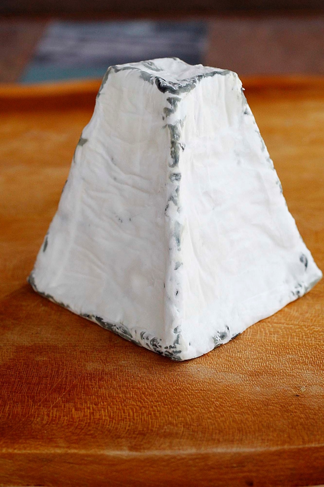 Além do Azul, outro queijo exclusivo da queijaria de Joanópolis (SP) é o Pirâmide Cendré, feito com carvão vegetal. É um queijo suave, produzido com mofos brancos aveludados - Reinaldo Canato/UOL