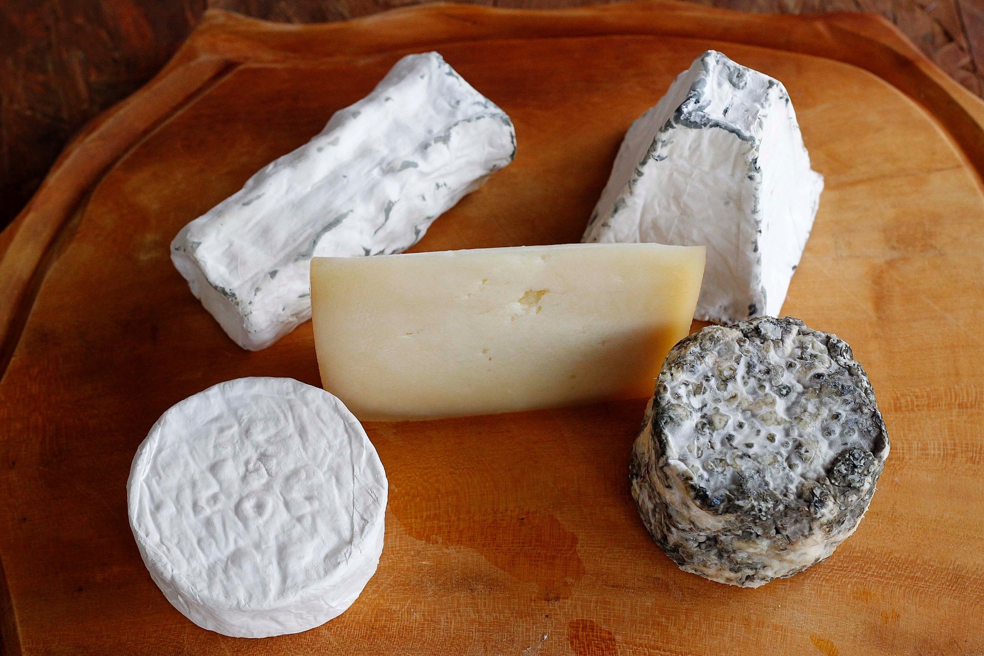 Os queijos produzidos na queijaria do Capril do Bosque são feitos com leite de cabra. Cada um é vendido, em média, por R$ 25, uma peça de 200 gramas - Reinaldo Canato/UOL