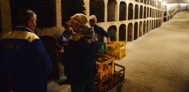 Trabalhadores de vinícola trabalham nos arredores de Chisinau, na Moldávia - James Hill/The New York Times