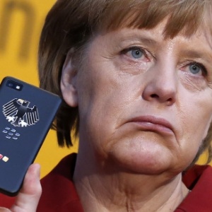 A chanceler alemã, Angela Merkel, segura um Blackberry Z10, que possui o Secusite, software de alta segurança: acabou a espionagem? - Fabrizio Bensch/Reuters