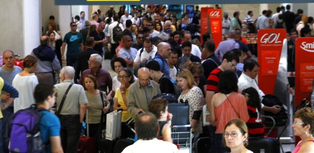 Movimentação intensa de passageiros no aeroporto Santos Dumont, no Rio, na manhã desta quinta-feira (24), após fechamento da pista - Ale Silva/Futura Press