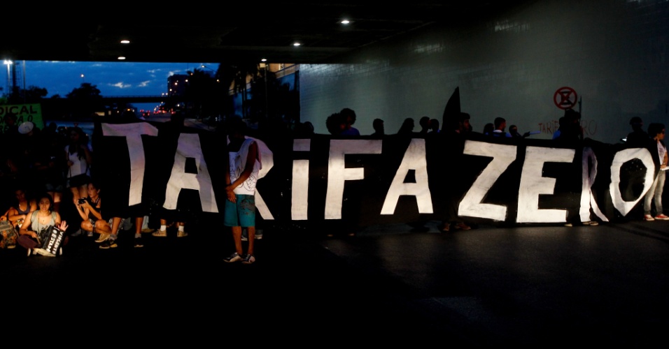 25.out.2013 - Manifestantes fecham avenidas do Eixo Monumental de Brasília e de acesso à Rodoviário da capital federal na noite desta sexta-feira (25), durante protesto da Semana Nacional de Luta pela Tarifa Zero