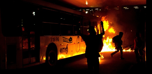Um ônibus é queimado durante ato do MPL (Movimento Passe Livre) no terminal Parque Dom Pedro 2º, centro da capital paulista - Flávio Florido/UOL