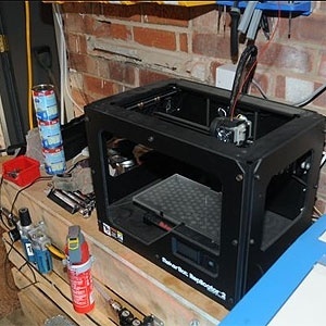 Impressora 3D acima foi encontrada em Manchester, Reino Unido, e seria usada para produzir armas - Reprodução 