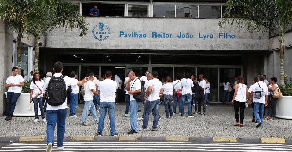 26.out.2013 - Candidatos aguardam o início do primeiro dia de prova do Enem na UERJ (Universidade Estadual do Rio de Janeiro)
