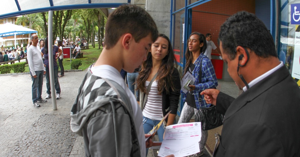 26.out.2013 - Candidatos aguardam a liberação dos portões durante o primeiro dia das provas do Enem (Exame Nacional do Ensino Médio) 2013 na PUC, em Curitiba