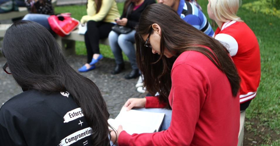 26.out.2013 - Candidatos aguardam a liberação dos portões durante o primeiro dia das provas do Enem (Exame Nacional do Ensino Médio) na PUC, em Curitiba