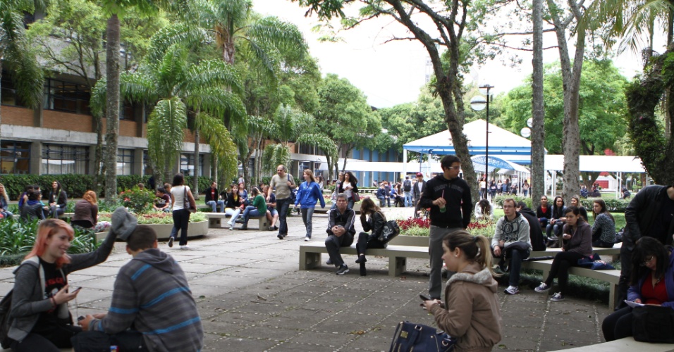 26.out.2013 - Candidatos aguardam a liberação dos portões durante o primeiro dia das provas do Enem (Exame Nacional do Ensino Médio) na PUC, em Curitiba