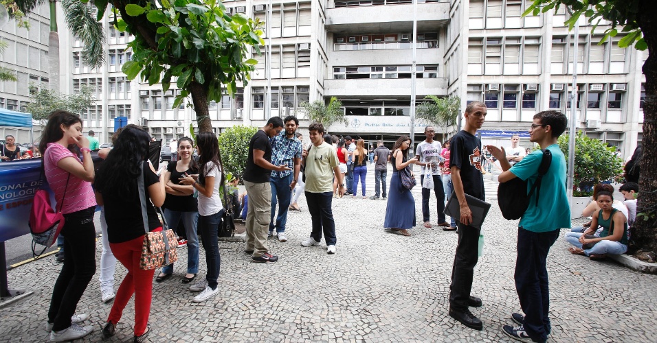 26.out.2013 - Candidatos aguardam o início do primeiro dia de prova do Enem na UERJ (Universidade Estadual do Rio de Janeiro)