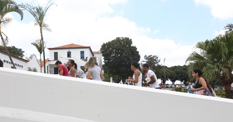 26.out.2013 - Candidatos chegam a PUC Minas, na região noroeste de Belo Horizonte, para prova do Enem (Exame Nacional do Ensino Médio) 2013