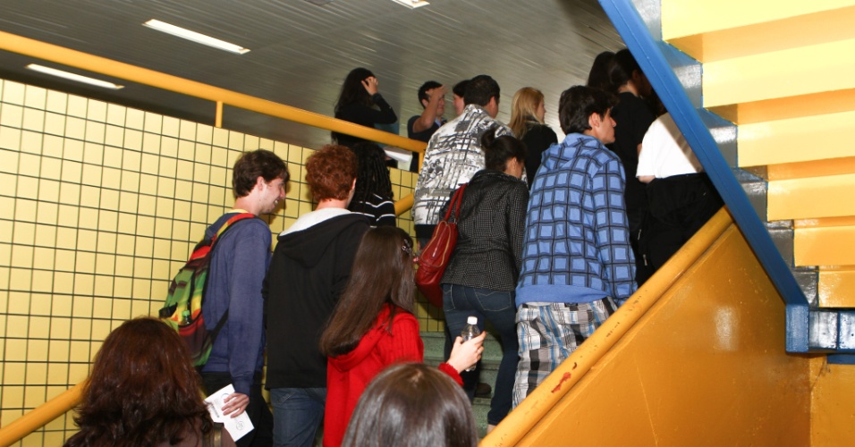 26.out.2013 - Candidatos começam a entrar no prédio da PUC, em Curitiba, para o primeiro dia das provas do Enem (Exame Nacional do Ensino Médio) 2013