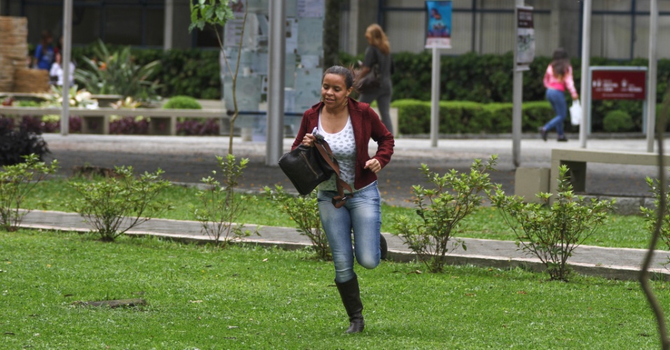 26.out.2013 - Candidatos correm para não perder a prova durante o primeiro dia das provas do Enem (Exame Nacional do nsino Médio) na PUC, em Curitiba