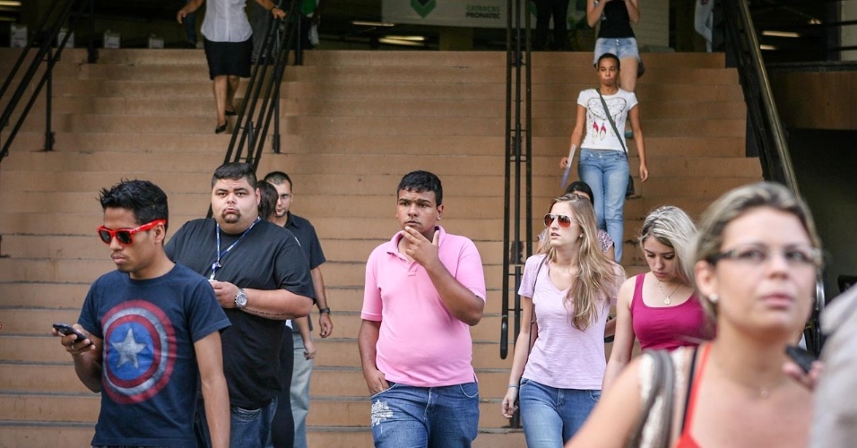 26.out.2013 - Candidatos deixam local de prova na Barra Funda, São Paulo, no primeiro dia do Enem