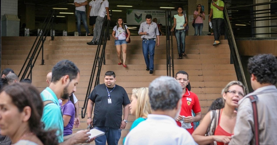 26.out.2013 - Candidatos deixam local de prova na Barra Funda, São Paulo, no primeiro dia do Enem