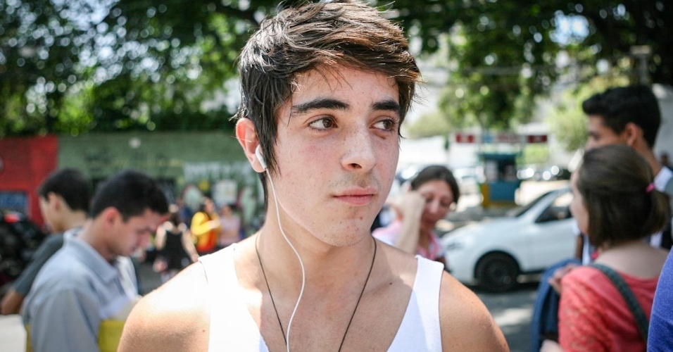 26.out.2013 - Felipe Teotonio, 17, aguarda do lado de fora do local de prova para fazer o primeiro dia do Enem, em unidade na Barra Funda, em São Paulo