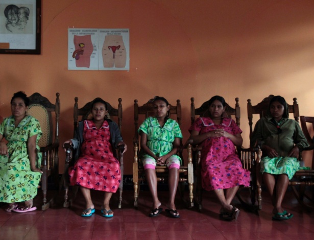 Mães adolescentes aguardam atendimento em maternidade na cidade de Jinotega, na Nicarágua - Oswaldo Rivas/Reuters