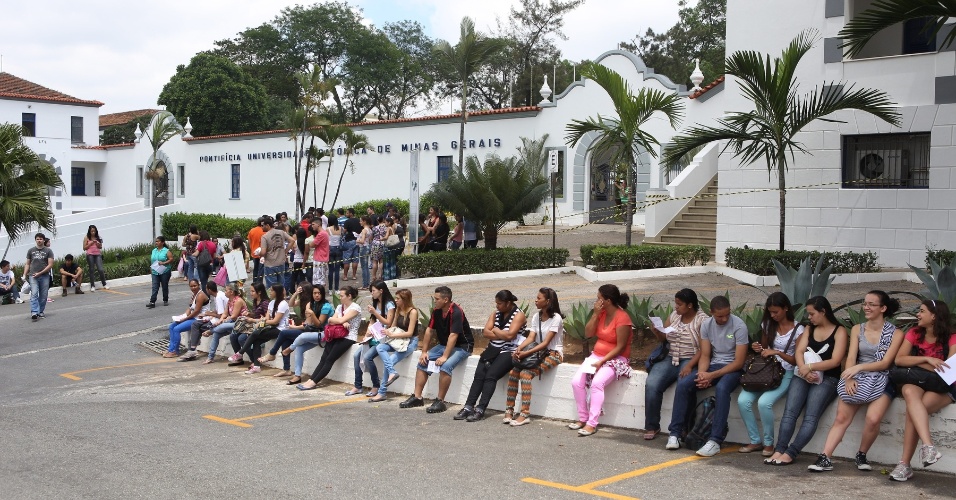 26.out.2013 - Alunos chegam a  PUC Minas, na região noroeste da capital, para prova do Enem (Exame Nacional do Ensino Médio)
